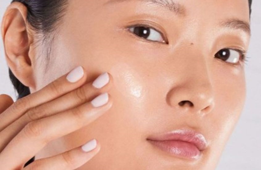 Da dầu nên chọn công thức dạng bọt (foam cleanser)