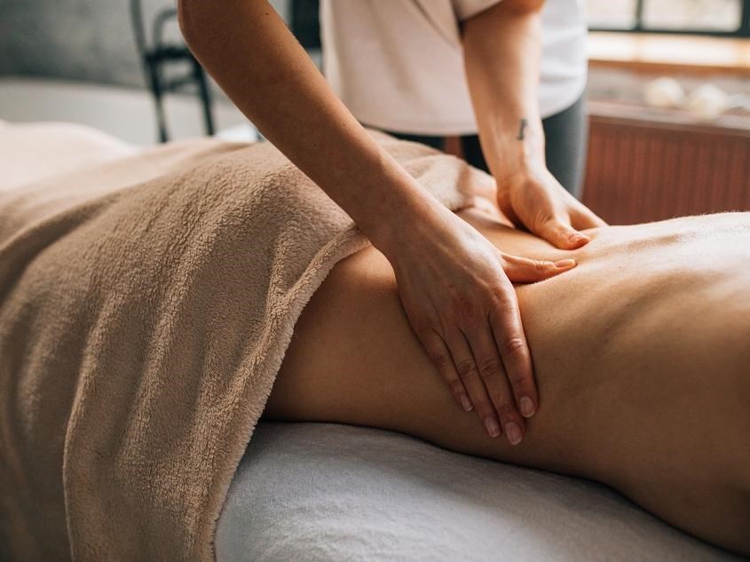 Mát-xa giúp giảm căng thẳng và lưu thông máu. Nguồn ảnh: Canva