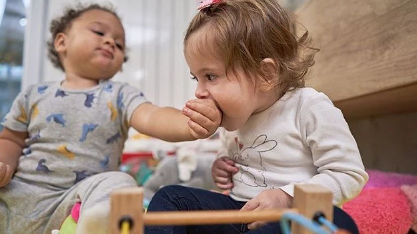 Trẻ thường hay cắn người khác do tức giận Trẻ hay cắn người khác