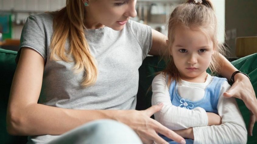 Cha mẹ hãy hỏi trẻ về nguyên nhân trẻ hay cắn người khác. Nguồn hình: pixabay Trẻ hay cắn người khác