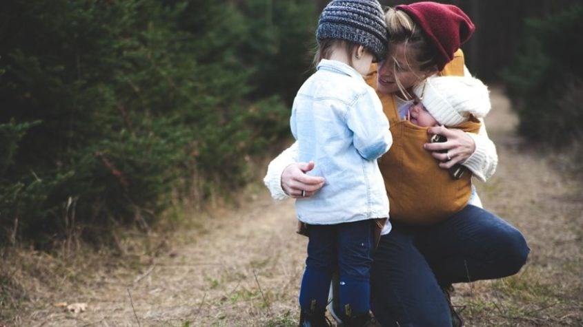 Cha mẹ nên dành thời gian dẫn trẻ đi chơi. Ảnh từ Pexels Trẻ hay cắn người khác