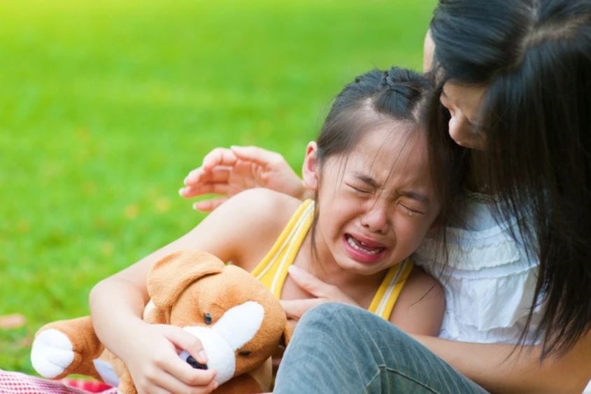 Trẻ ăn vạ phải làm sao