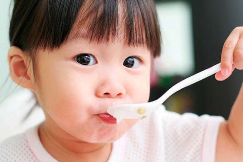 Trẻ ăn vạ phải làm sao