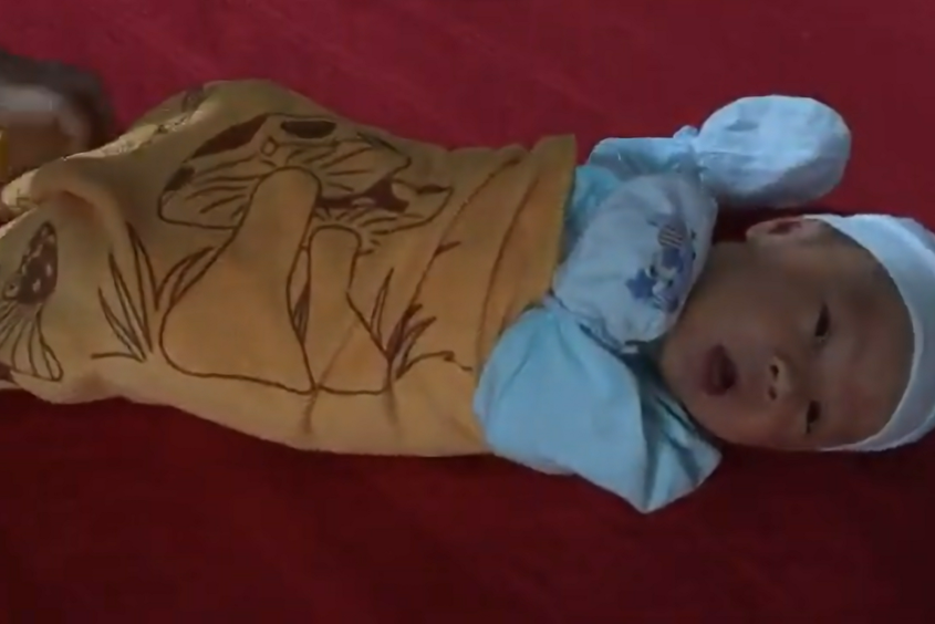 Mẹ nhớ cố định tã cho bé sau khi quấn