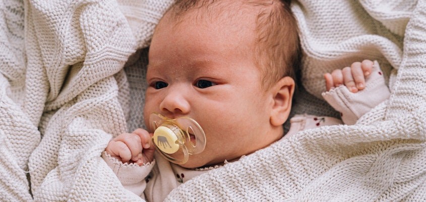 Quấn trẻ sơ sinh giúp hạn chế phản xạ Moro. Nguồn ảnh: freepik 