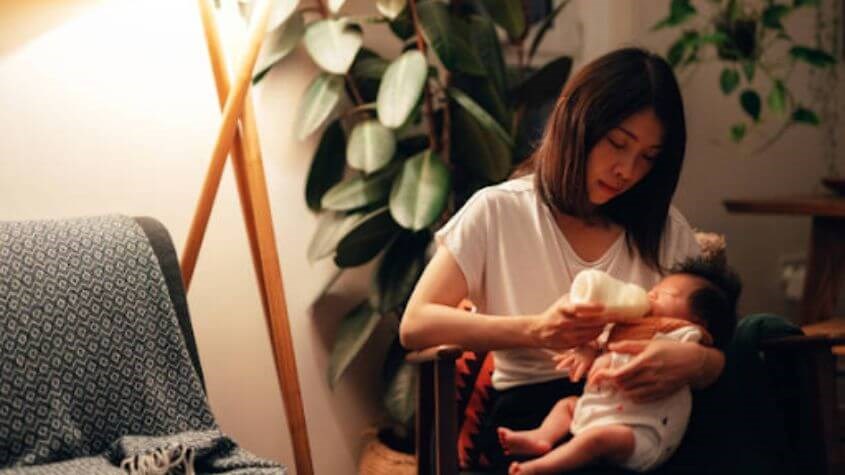 Thử cho trẻ bú trong trẻ đang ngủ. Nguồn: Getty Images.