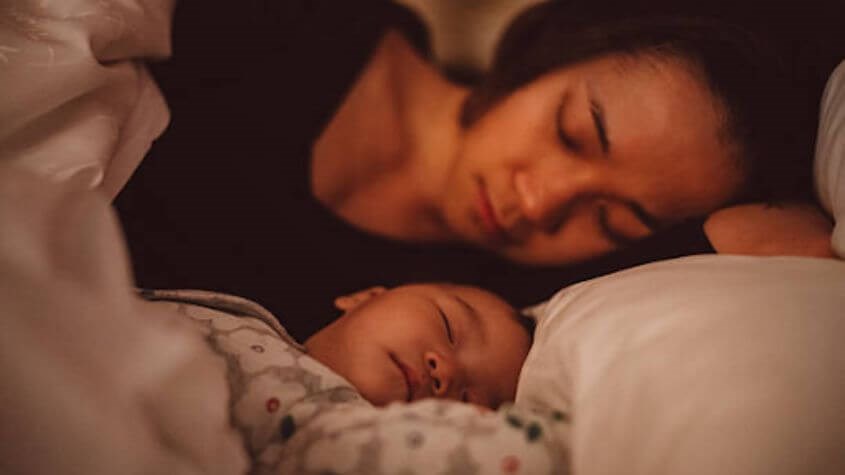 Bạn nên ngủ cùng con để giúp xoa dịu bé vào ban đêm. Nguồn: Getty Images.
