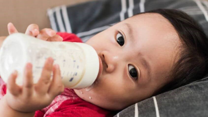 Cai sữa cho trẻ bú đêm. Nguồn: Getty Images.