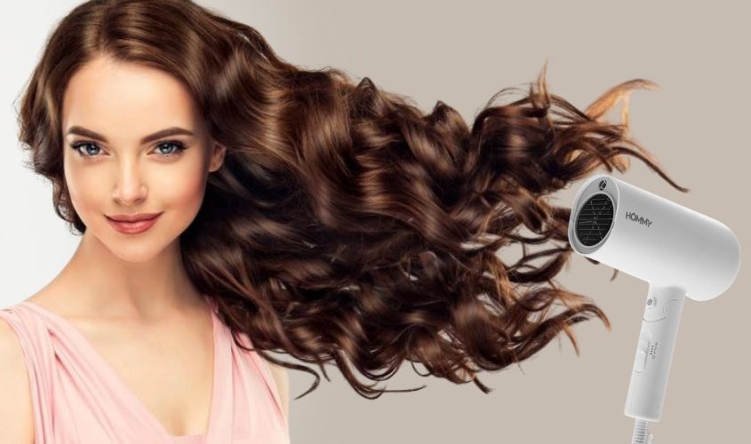 Cuộn phần đuôi tóc vào lược tròn và tiến hành sấy để tạo kiểu xoăn đuôi