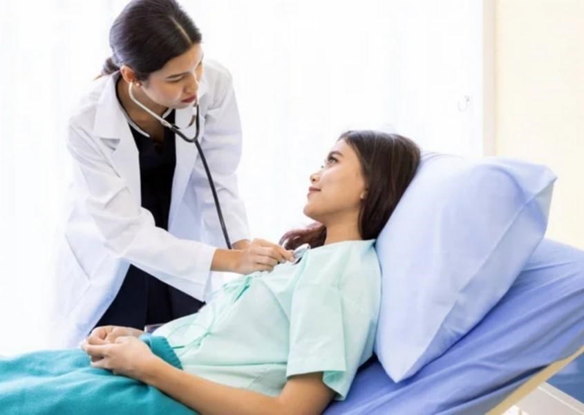 Đầy hơi sau sinh mổ không thuyên giảm nên đến bệnh viện