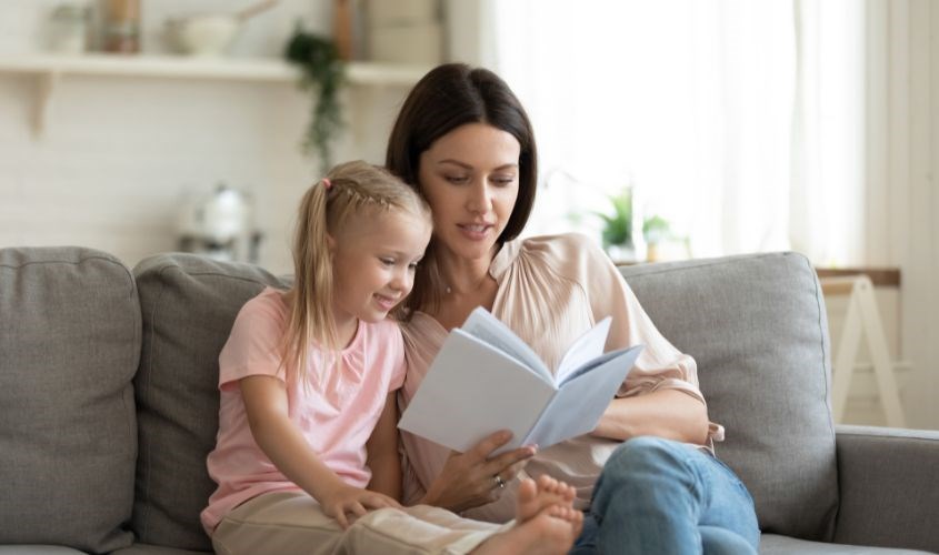 Bố mẹ có thể hình thành thói quen đọc sách cho trẻ bất kỳ lúc nào. Nguồn ảnh: freepik 