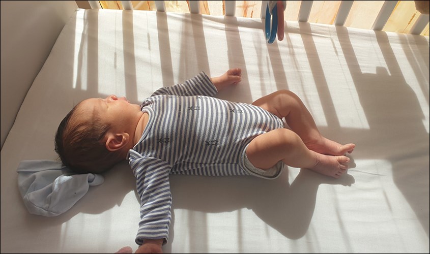 Tắm nắng cho trẻ sơ sinh hay vặn mình