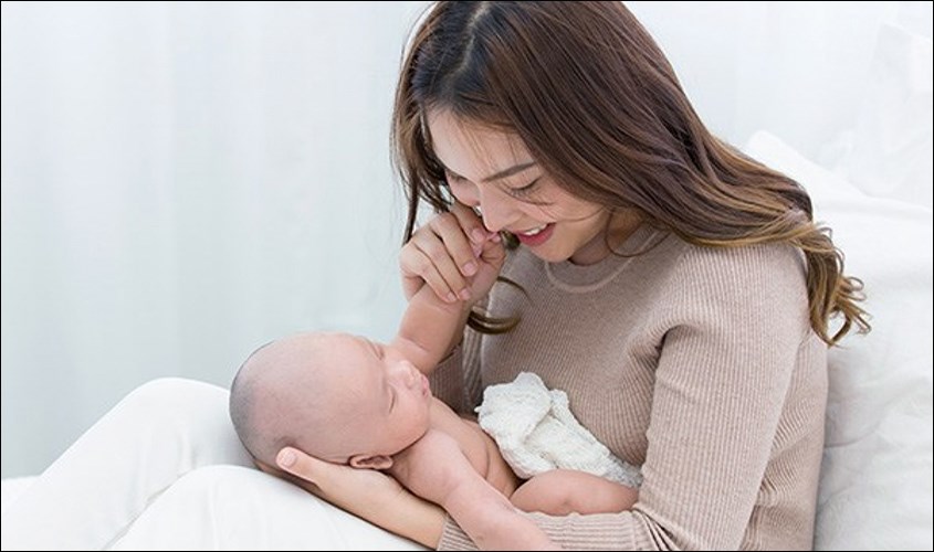 Khi trẻ sơ sinh hay vặn mình ba mẹ nên âu yếm trẻ