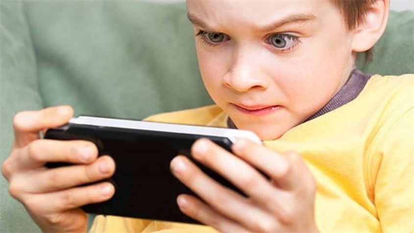 Xem các thiết bị điện tử quá nhiều tước đi cơ hội được nghỉ ngơi của não bộ. Nguồn ảnh: Attipas