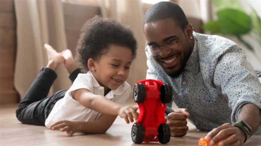 Bé cần được vui chơi, vận động cùng với những người xung quanh. Nguồn ảnh: iStock