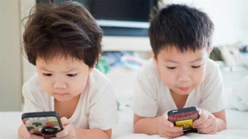 Việc lạm dụng các thiết bị điện tử ảnh hưởng rất lớn đến cuộc sống sinh hoạt của trẻ. Nguồn ảnh: iStock
