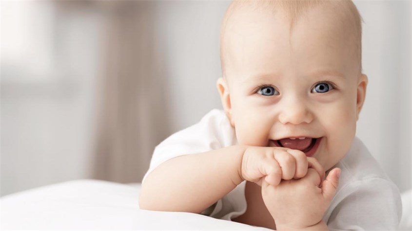 Ba mẹ đừng quá lo lắng vì sau khi khỏi bệnh, con vẫn phát triển bình thường. Nguồn ảnh: Hero MEA