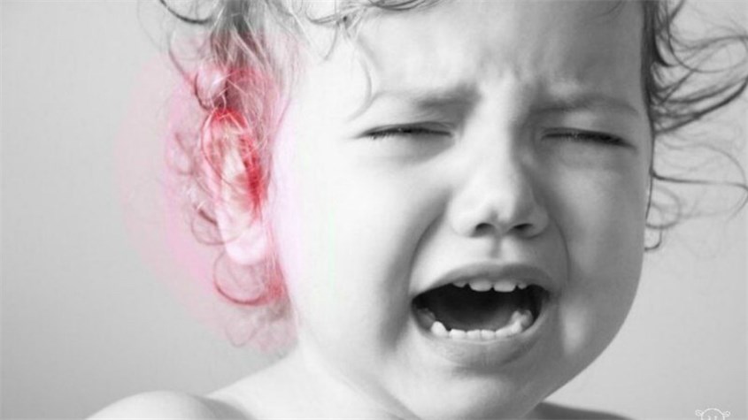 Trẻ bị viêm tai giữa sẽ đau, sốt, nôn trớ và biếng ăn. Nguồn ảnh: Mommypotamus