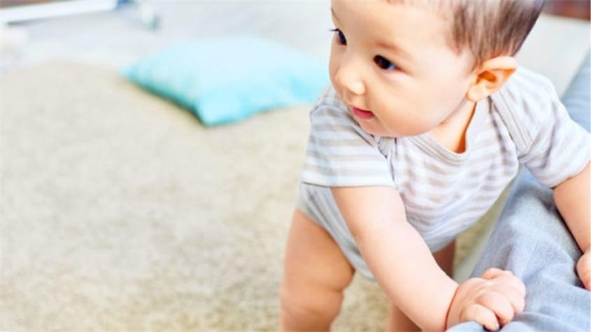 Hãy để bé tự vận động theo khả năng của bản thân, đừng lo lắng vì những chuyện tự nhiên nhé. Nguồn ảnh: cleveland clinic