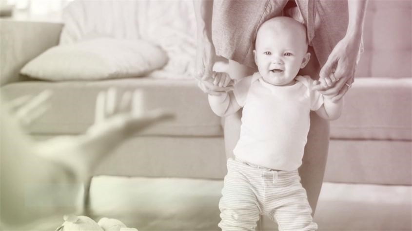 Trẻ đứng sớm không gây ra bệnh còng chân, bé chỉ làm rõ ràng hơn dấu hiệu còng chân sinh lý. Nguồn ảnh: Parents