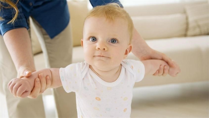 Đứng sớm có khiến con trẻ bị còng chân không? Nguồn ảnh: rpk pediatrics