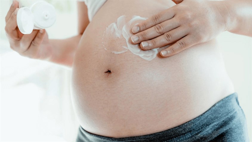 Bạn có thể dụng các loại kem / dầu dưỡng ẩm để giảm việc ngứa ngáy nếu bị rạn da khi mang thai. Nguồn ảnh: Popsugar