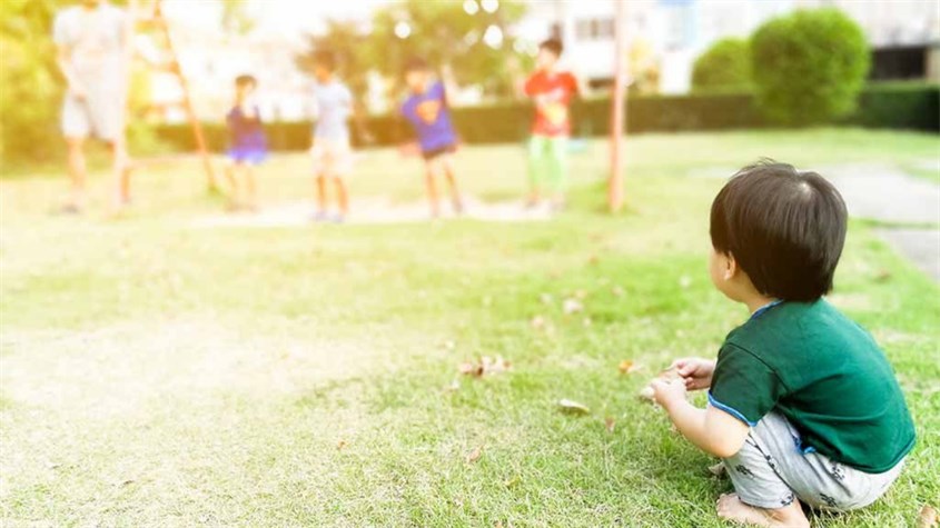 Đây là lúc con bạn quan sát những đứa trẻ khác chơi, trong khi không thực sự chơi bằng chính mình. Nguồn ảnh: Firstcry Parenting Đây là lúc con bạn quan sát những đứa trẻ khác chơi, trong khi không thực sự chơi bằng chính mình. Nguồn ảnh: Firstcry Parenting