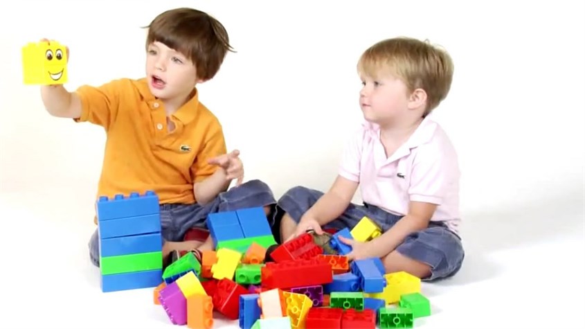 Học cách chơi là học cách liên hệ với thế giới xung quanh. Nguồn ảnh: Colors and Shapes Học cách chơi là học cách liên hệ với thế giới xung quanh. Nguồn ảnh: Colors and Shapes