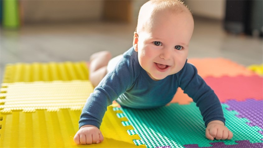 Hãy để em bé của bạn chuyển động cơ thể một cách sáng tạo. Nguồn ảnh: New Folks Hãy để em bé của bạn chuyển động cơ thể một cách sáng tạo. Nguồn ảnh: New Folks