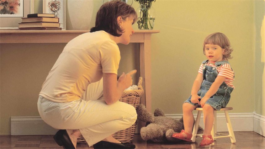 Hãy cho con có một khoảng thời gian và không gian thật sự nghiêm túc để con hiểu rằng hành vi vừa rồi là chưa tốt. Nguồn ảnh: Verywell Family