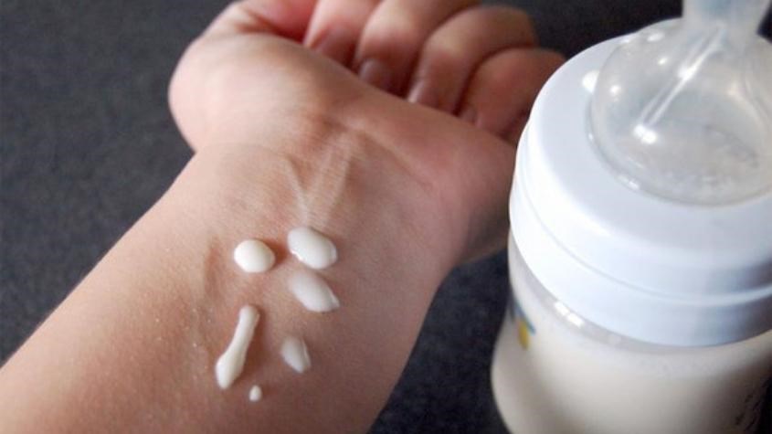 Nhỏ vài giọt lên tay để kiểm tra nhiệt độ sữa