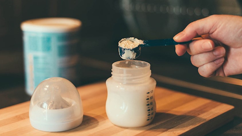 Khi sử dụng nước pha sữa quá nóng hoặc quá lạnh thì rất dễ gây ra hiện tượng vón cục hoặc không tan.