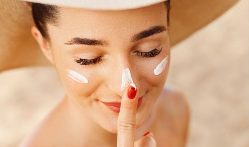 Bạn cần tạo thói quen hằng ngày là thoa kem chống nắng