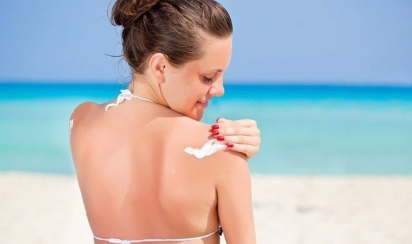 Đi biển thoa kem chống nắng có chỉ số SPF 50 - 80