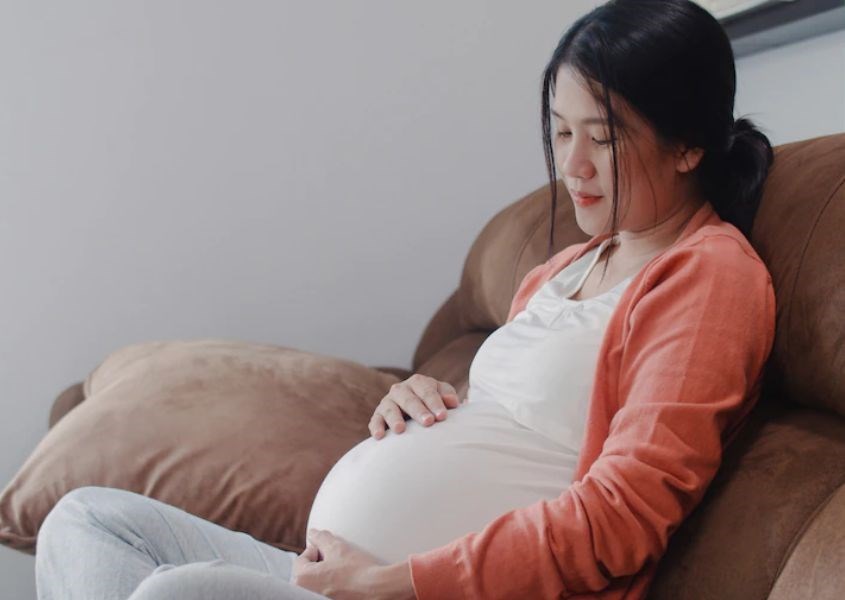 Khi mẹ bầu có dấu hiệu của chuyển dạ sinh non cần có thời gian để nghỉ ngơi. Nguồn từ freepik