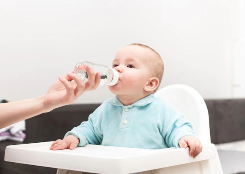 Cha mẹ nên cho trẻ uống đủ nước khi trời lạnh. Nguồn từ freepik