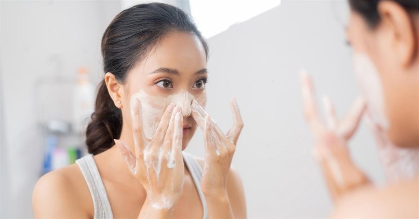 Chọn sữa rửa mặt có thành phần phù hợp với da thâm mụn