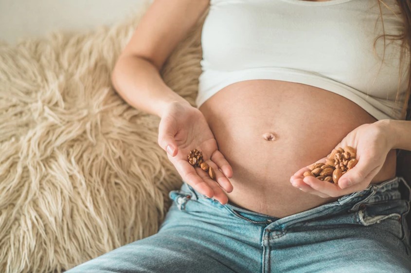 Mẹ bầu có thể dùng 30g các loại hạt khác nhau mỗi ngày. Ảnh: freepik