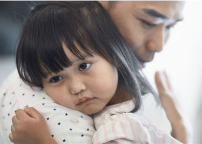 Làm cho trẻ bình tĩnh trở lại cũng là một cách giúp trẻ ngừng cơn ăn vạ. Nguồn từ theasianparent