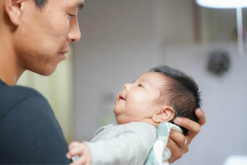 Bạn nên thể hiện tình cảm bằng cách ôm và nhẹ nhàng lắc lư trẻ