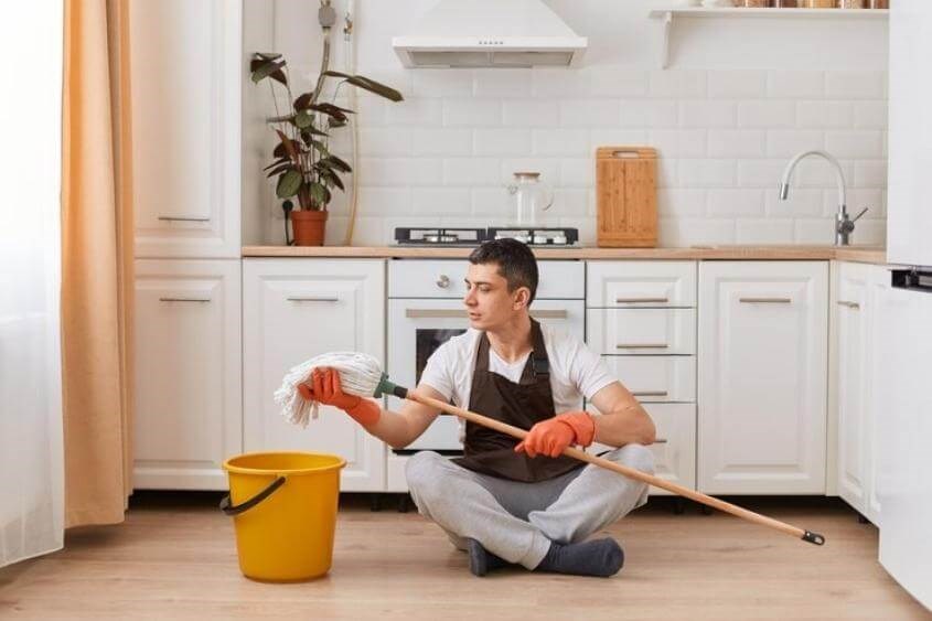 Bạn nên quan tâm và giúp đỡ vợ. Ảnh: freepik