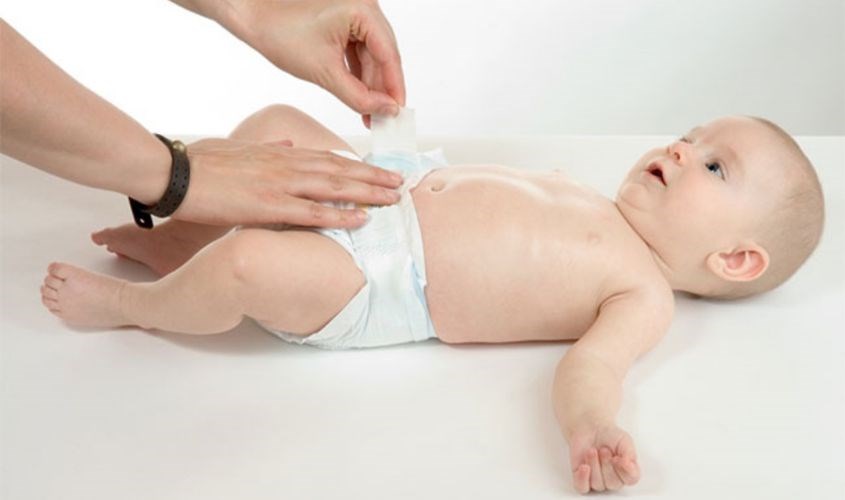 Thay tã cho bé khi da khô ráo