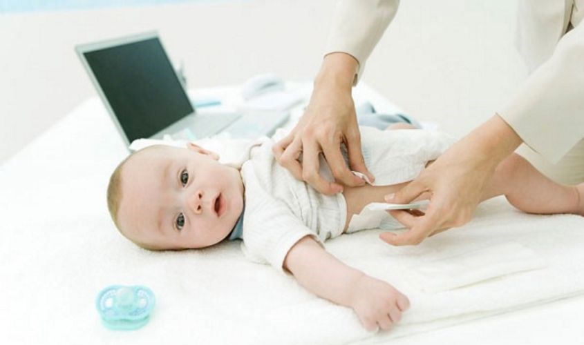 Bố mẹ nên biết cách mặc tã để bé thoải mái hơn