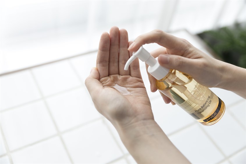 Nên sử dụng dầu tẩy trang chuyên dụng