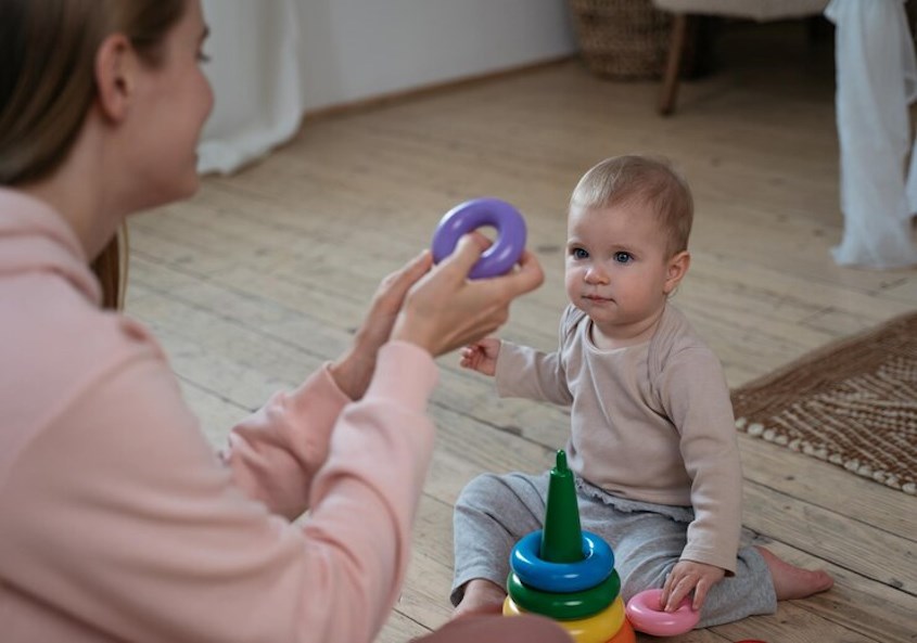 Chuyển sự chú ý sang một hoạt động khác giúp trẻ không vượt qua những điều giới hạn. Ảnh: freepik Chuyển sự chú ý sang một hoạt động khác giúp trẻ không vượt qua những điều giới hạn. Ảnh: freepik