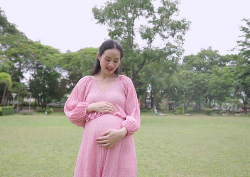 Người mẹ có thể trò chuyện, tự hát hay ngân nga những giai điệu cũng giúp trẻ phát triển thính giác. Nguồn từ vecteezy