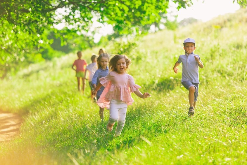 Trẻ em dành nhiều thời gian hoạt động ở ngoài trời - Nguồn hình Freepik