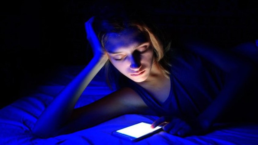 Ánh sáng xanh có thể khiến da đen sạm