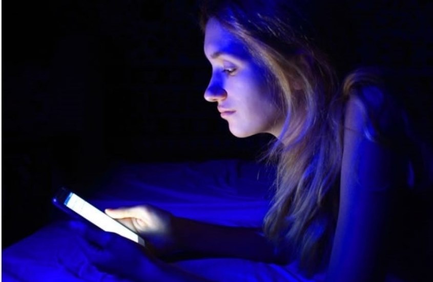 Ánh sáng xanh cũng là một trong những nguyên nhân phổ biến gây lão hóa