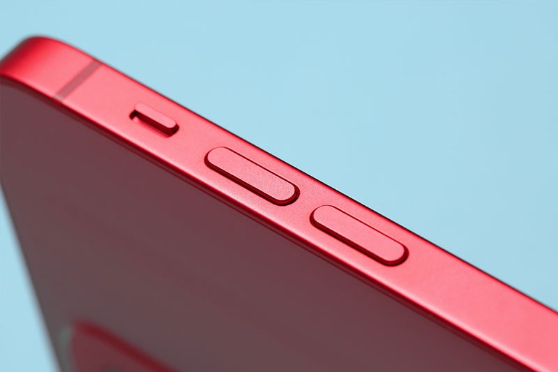 iPhone 12 đã đánh dấu sự đổi mới của Apple trong thiết kế với khung viền vát phẳng vuông vắn